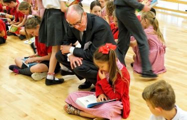 Nick Gibb and children reading
